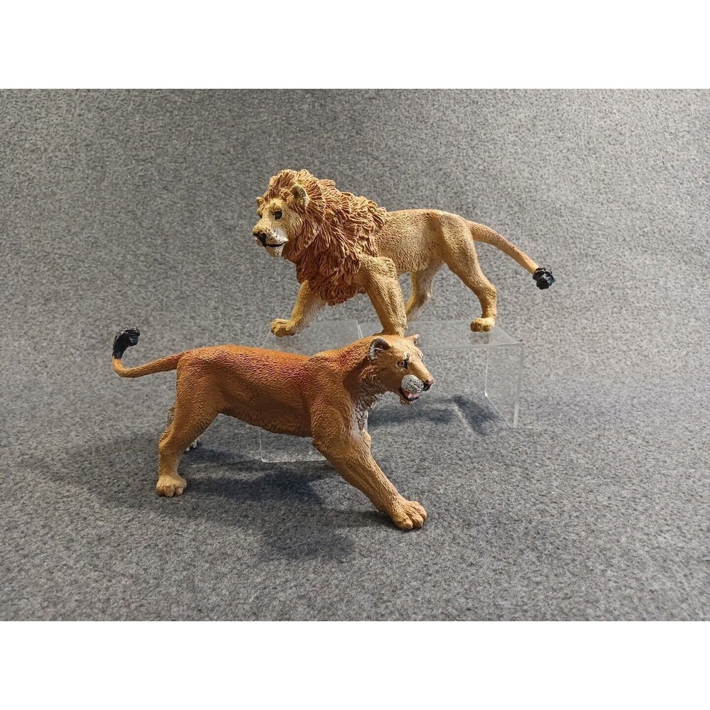Safari Ltd. Set of 2 - Lion and Lioness Heavy Resin 9"L